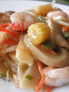 Una foto de Chop suey de gambas