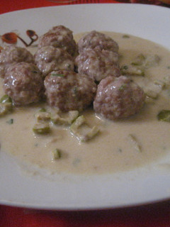Una foto de Albóndigas con olivas