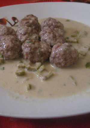 Una foto de Albóndigas con olivas