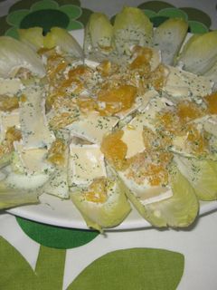 Una foto de Endivias con salsa de yogurt a la hierbabuena
