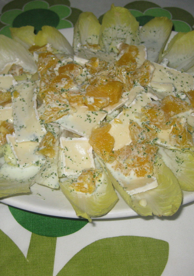 Una foto de Endivias con salsa de yogurt a la hierbabuena