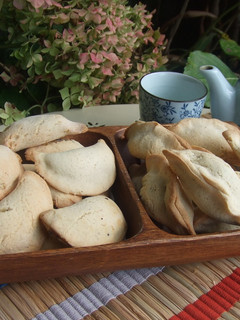 Una foto de Oznei Haman, pastelitos rellenos de semillas de amapola y almíbar de limón