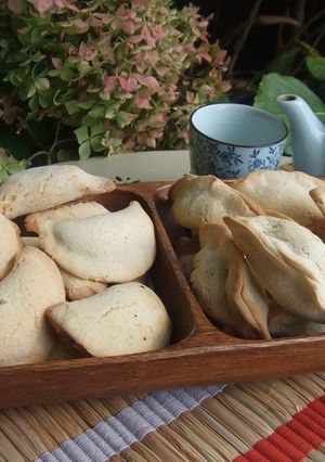 Una foto de Oznei Haman, pastelitos rellenos de semillas de amapola y almíbar de limón