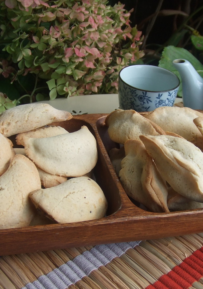Una foto de Oznei Haman, pastelitos rellenos de semillas de amapola y almíbar de limón