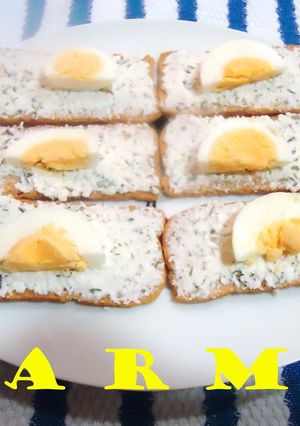 Una foto de Canapés de queso fresco