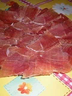 Una foto de Sandwich de jamón serrano y patata