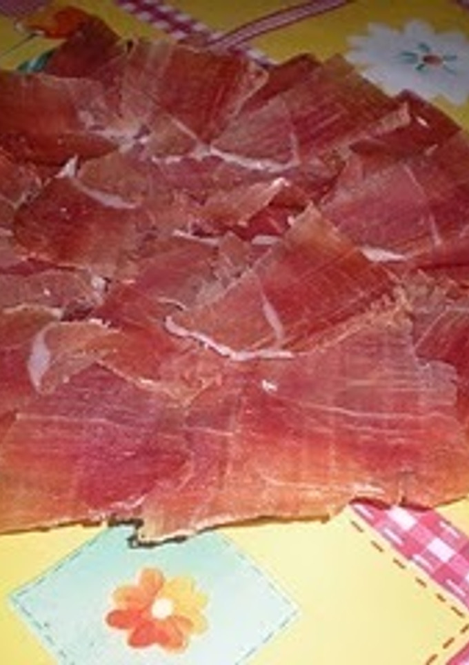 Una foto de Sandwich de jamón serrano y patata