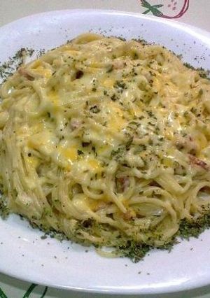 Una foto de Espaguetis a la carbonara con gruyére