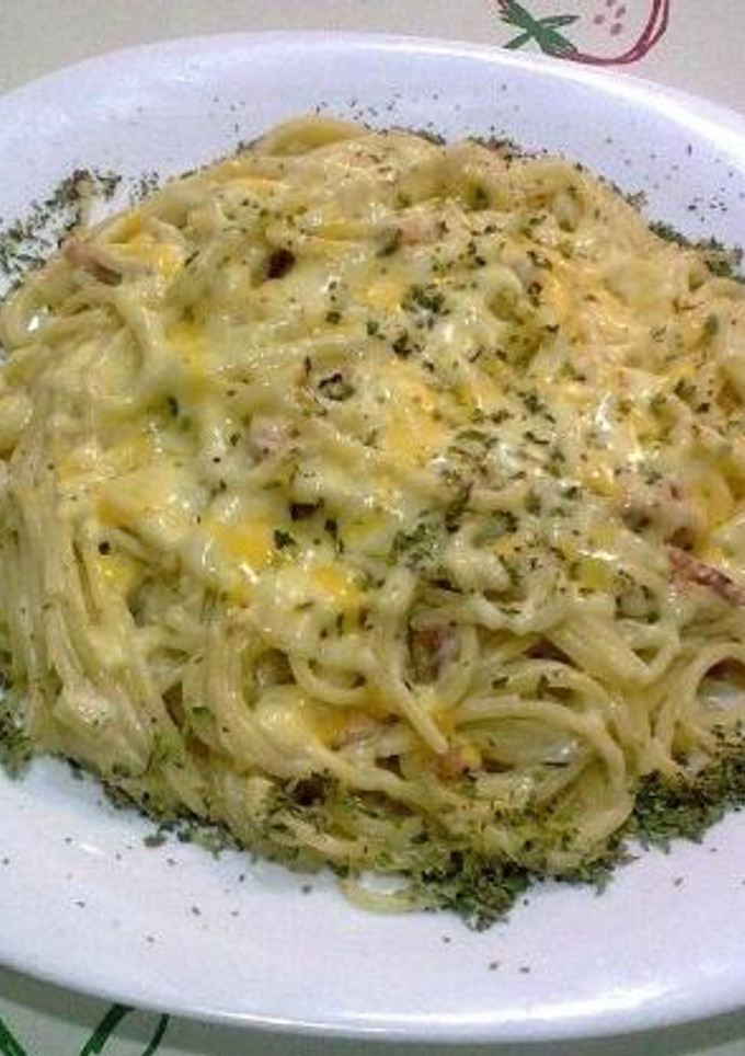 Una foto de Espaguetis a la carbonara con gruyére