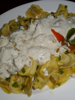 Una foto de Tortellini de carne a la crema ligera