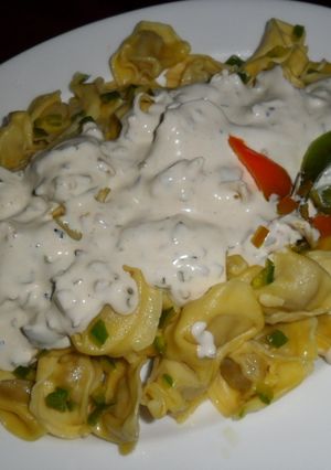 Una foto de Tortellini de carne a la crema ligera
