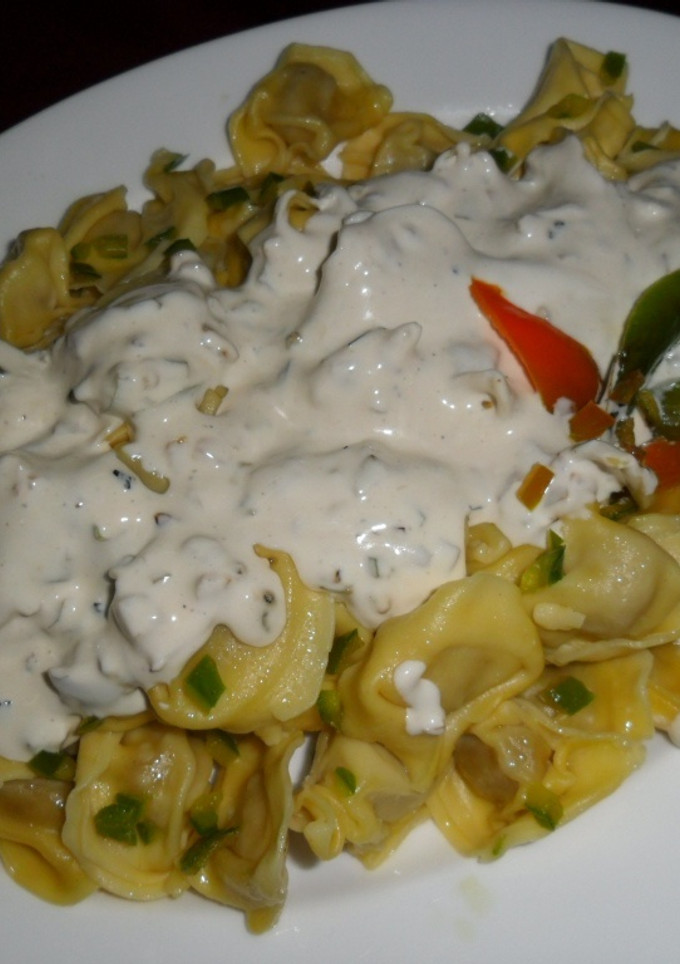 Una foto de Tortellini de carne a la crema ligera