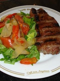 Una foto de Bife de chorizo con escalibada 