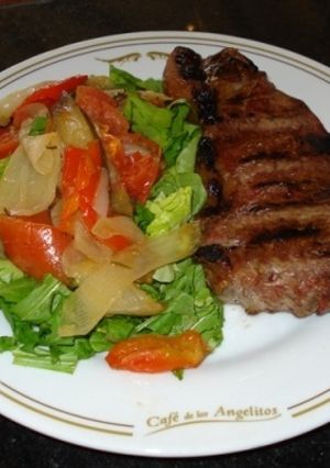 Una foto de Bife de chorizo con escalibada 