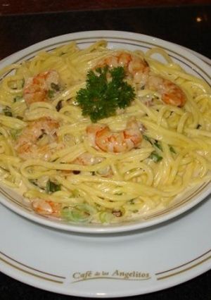 Una foto de Espaguetis con langostinos al vino Madeira