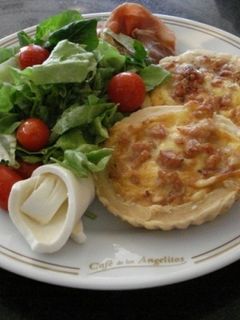 Una foto de Quiche Lorraine con ensalada verdes