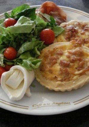 Una foto de Quiche Lorraine con ensalada verdes