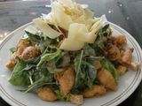 Ensalada caésar con calamaretis a la romana