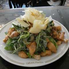 Una foto de Ensalada caésar con calamaretis a la romana