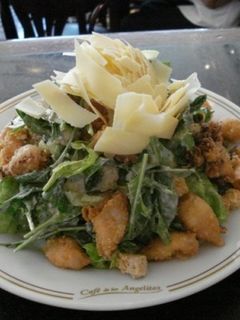 Una foto de Ensalada caésar con calamaretis a la romana