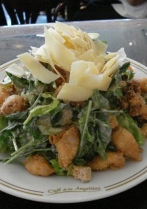 Una foto de Ensalada caésar con calamaretis a la romana