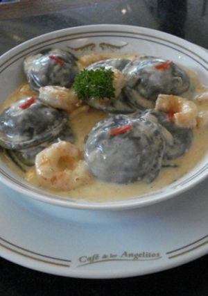Una foto de Sorrentino negros con mousseline y crema o salsa de langostinos