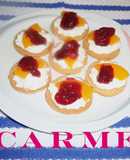 Canapés de queso fresco y melocotón en almibar