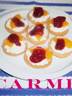 Una foto de Canapés de queso fresco y melocotón en almibar