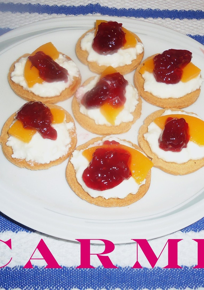 Una foto de Canapés de queso fresco y melocotón en almibar