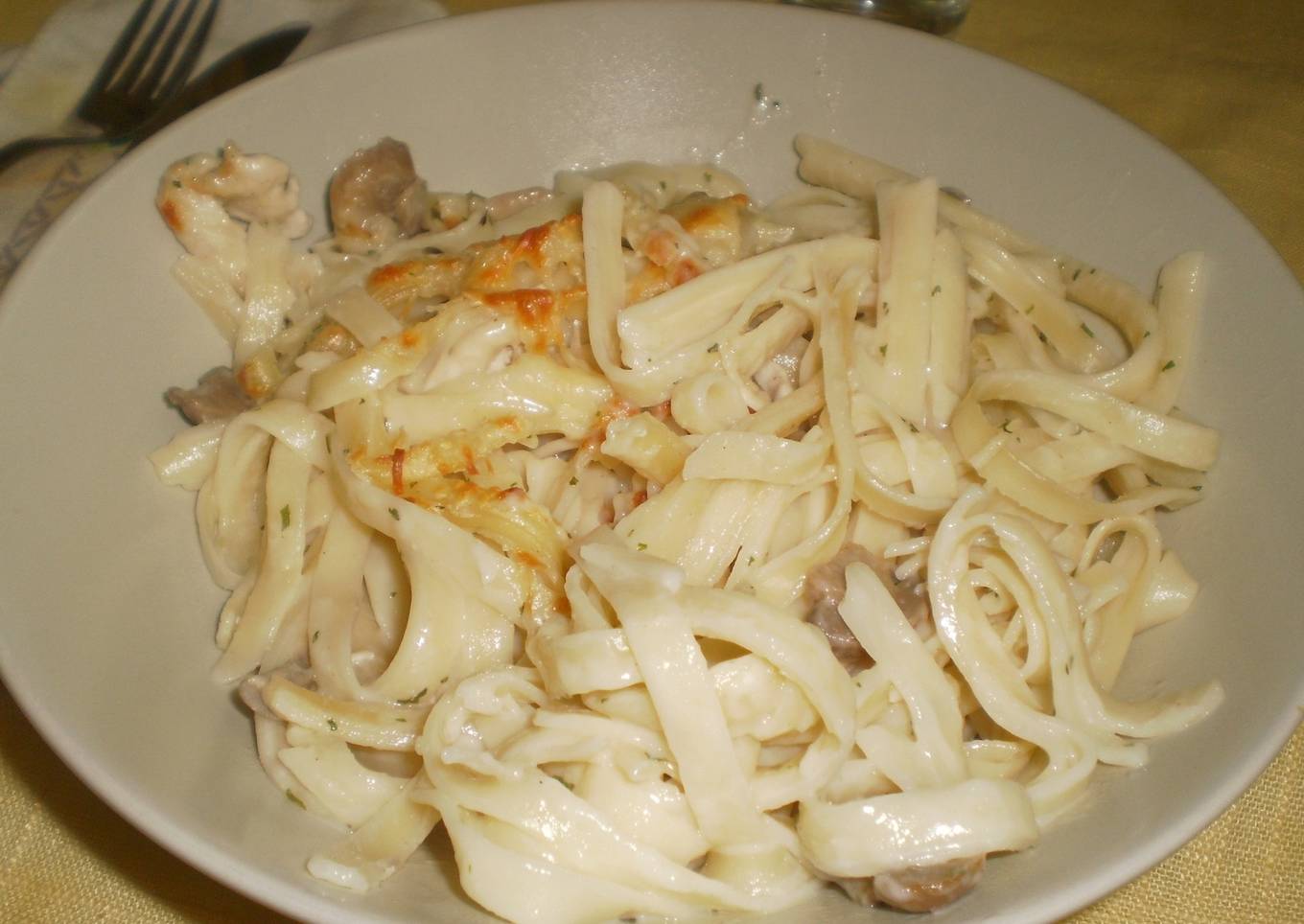 Tallarines con pollo y champiñones