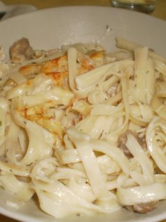 Una foto de Tallarines con pollo y champiñones