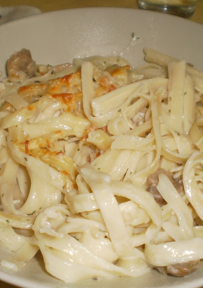 Una foto de Tallarines con pollo y champiñones