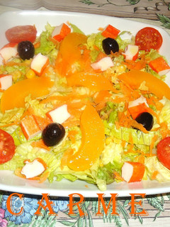 Una foto de Ensalada con palitos de cangrejo y melocotón