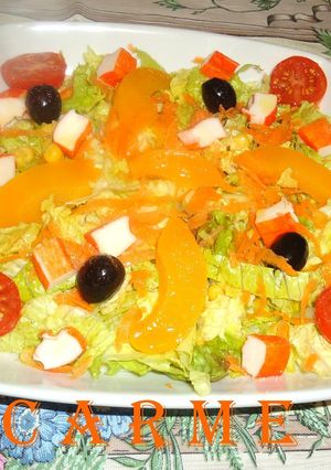 Una foto de Ensalada con palitos de cangrejo y melocotón