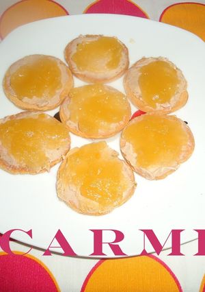 Una foto de Canapés de paté y salsa de melocotón