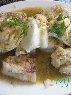 Una foto de Merluza en salsa verde con huevo escalfados
