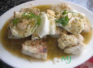 Una foto de Merluza en salsa verde con huevo escalfados