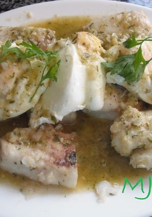Una foto de Merluza en salsa verde con huevo escalfados