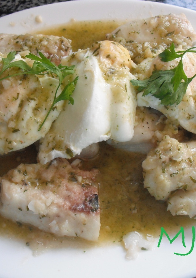 Una foto de Merluza en salsa verde con huevo escalfados
