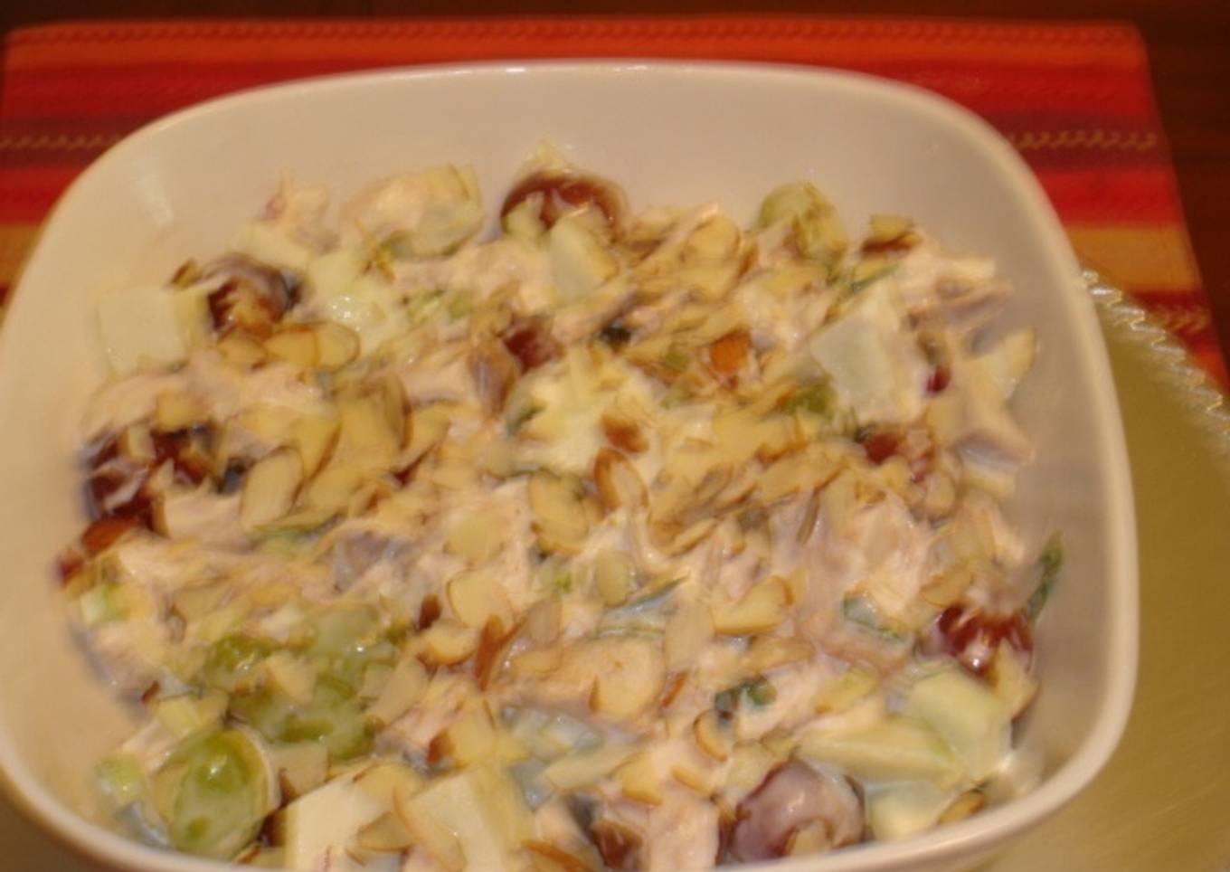 Ensalada de pollo con uvas y manzana