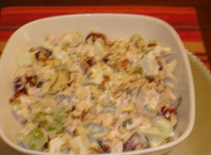 Una foto de Ensalada de pollo con uvas y manzana