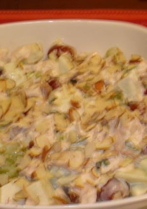 Una foto de Ensalada de pollo con uvas y manzana