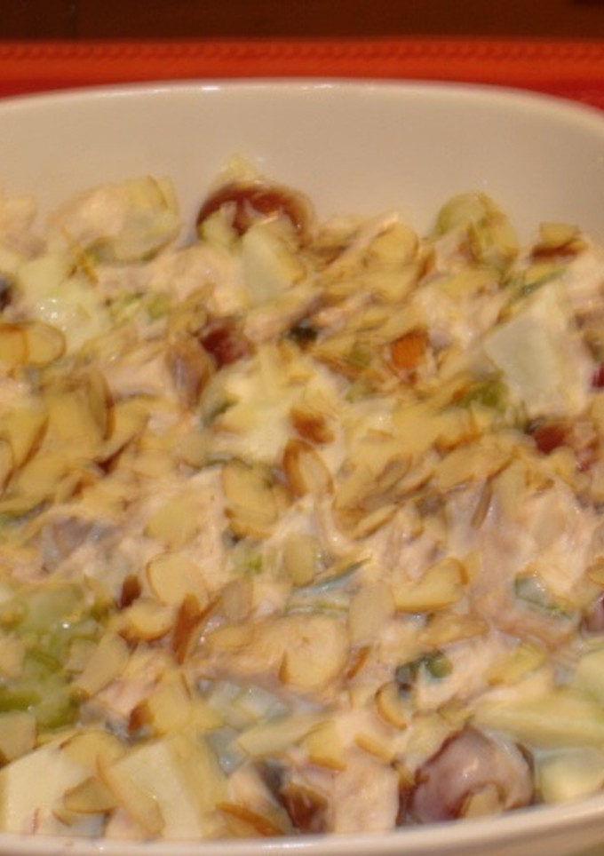 Una foto de Ensalada de pollo con uvas y manzana