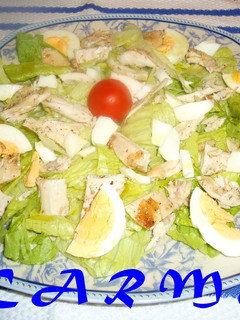 Una foto de Ensalada con pollo y huevo