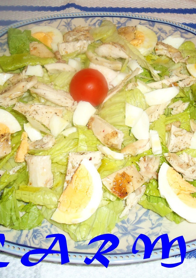 Una foto de Ensalada con pollo y huevo