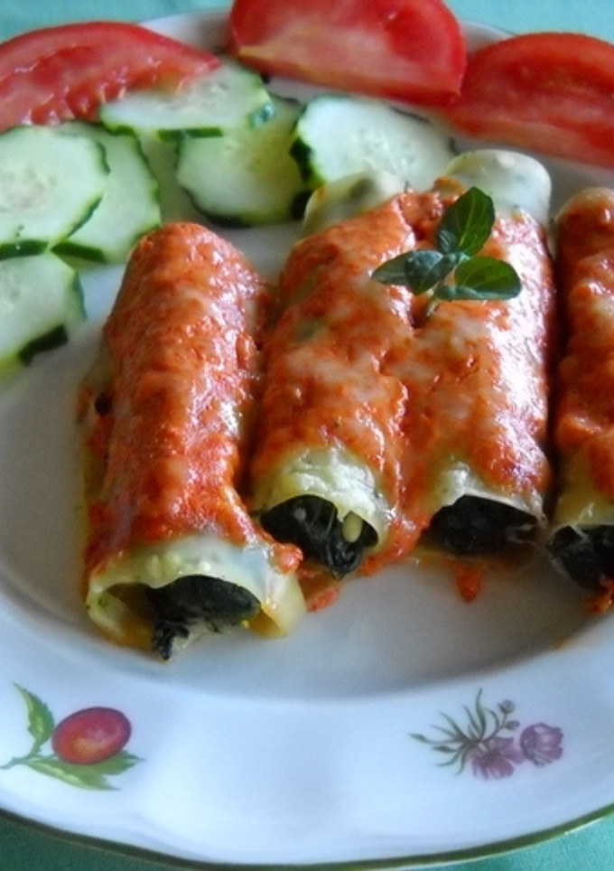 Una foto de Canelones en salsa de pimientos del piquillo