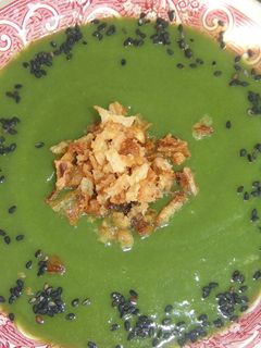 Una foto de Sopa crema de brécol y espinacas con sésamo