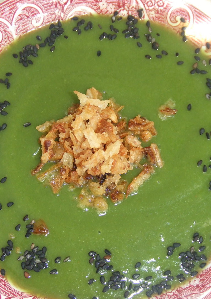 Una foto de Sopa crema de brécol y espinacas con sésamo