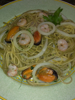Una foto de Spaghetti de colores marinero