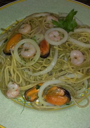 Una foto de Spaghetti de colores marinero
